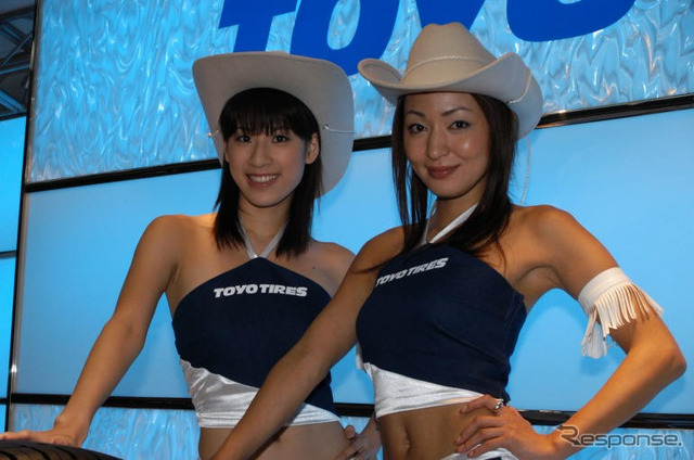 【東京モーターショー05】コンパニオン写真蔵…その72、ぶいっ