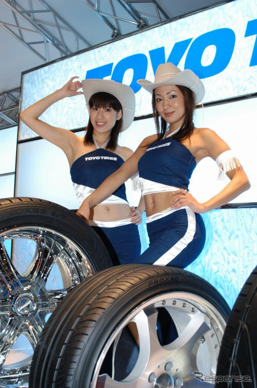 【東京モーターショー05】コンパニオン写真蔵…その72、ぶいっ