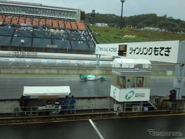 終盤、大雨でレースはセーフティカー(SC)ランに。