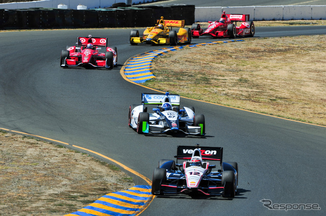 写真の先頭を走るのはポイントトップのウィル・パワー(今回は最終的に10位)。写真:INDYCAR