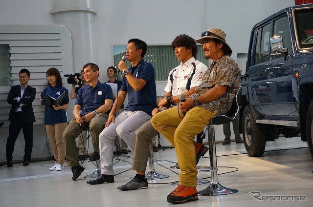 奥より小鑓貞嘉チーフエンジニア、ライターの寺田昌弘氏、プロドライバーの三橋淳氏、冒険家のボーボージュン氏