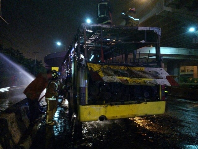 バンコクで路線バス炎上　死傷者なし