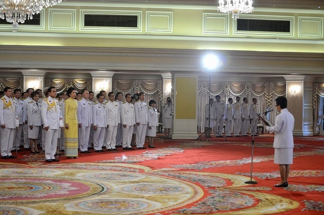 タイ軍政トップが首相就任 「組閣は10月末までに」