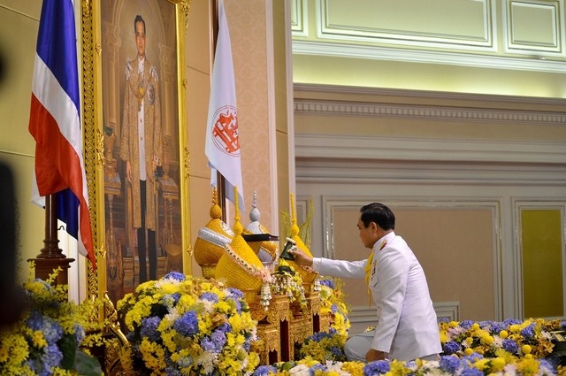 タイ軍政トップが首相就任 「組閣は10月末までに」