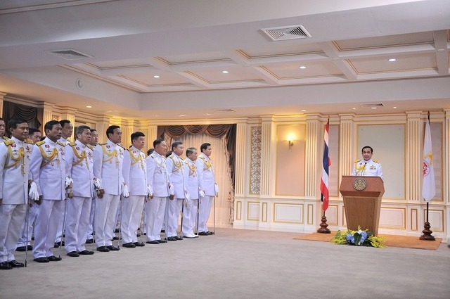 タイ軍政トップが首相就任 「組閣は10月末までに」