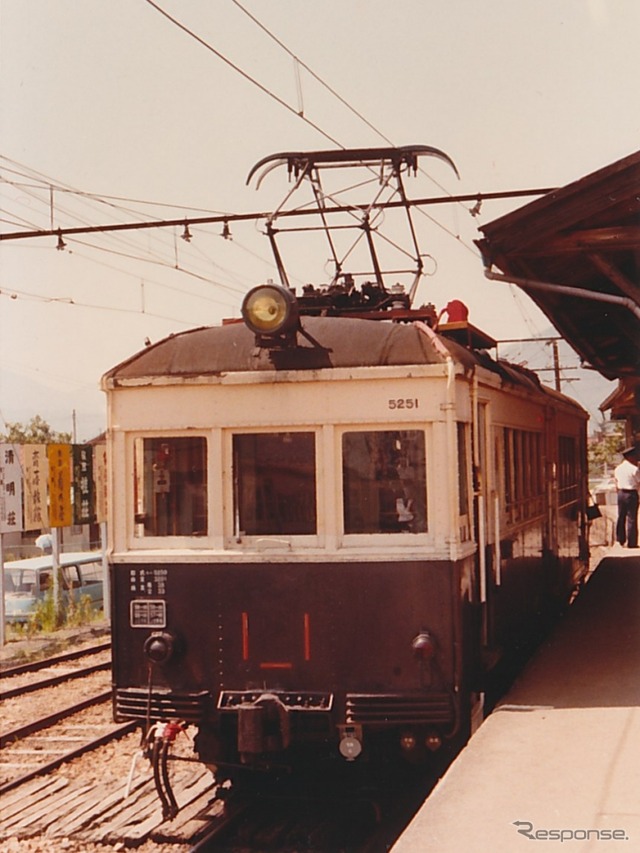 上田駅で発車を待つモハ5250形モハ5251(1984年頃)。「まるまどりーむ号」のクリームと紺の2色塗装もモハ5250形をイメージしている。