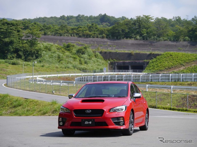 スバル WRX STI。懐かしい富士スピードウェイ30度バンクを背景に