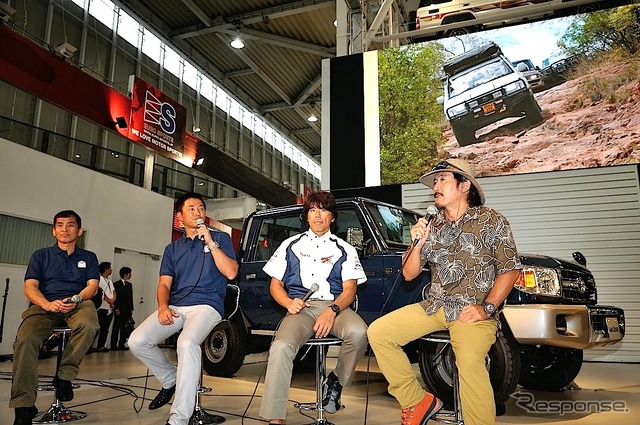 左から小鑓貞嘉チーフエンジニア、ライターの寺田昌弘さん、プロドライバーの三橋淳選手、冒険家のホーボージュンさん