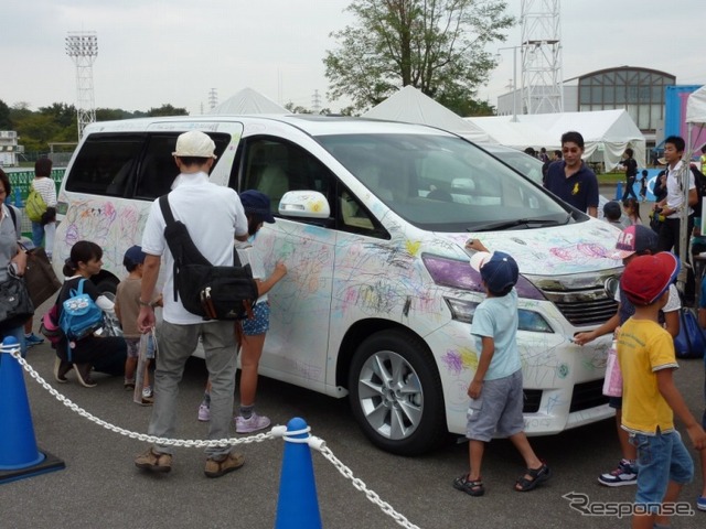 2013TESフェスティバル「親子ふれあいパーク（クルマお絵かき体験）｣