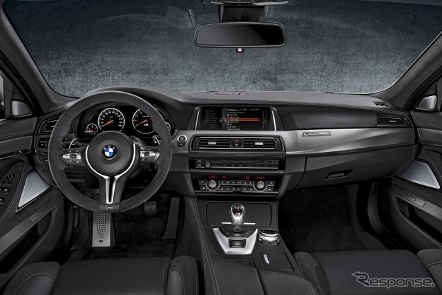 BMW・30 Jahre(ドライスィヒ・ヤーレ)M5