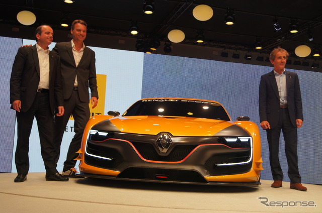 ルノー R.S.01 とアラン・プロスト(右)