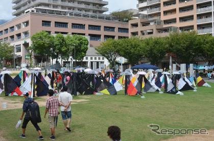 神戸大学まちプロジェクト実行委員会　Ｔシャツを使って高架下を装飾