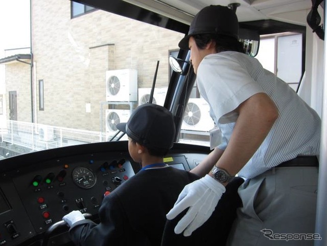 富山ライトレールの運転体験イベントは10月11日に開催。運転指導が付いて電車を運転する。
