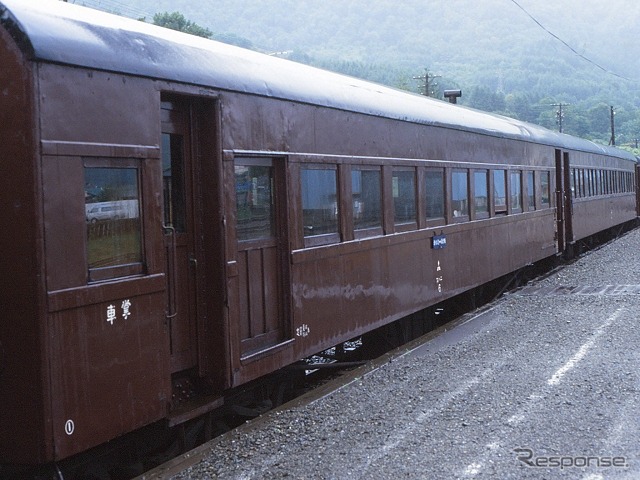 南大夕張駅ホーム跡に横付けされたラッセル車のスハニ6(左・1987年8月)。現在も同駅跡で保存されている。
