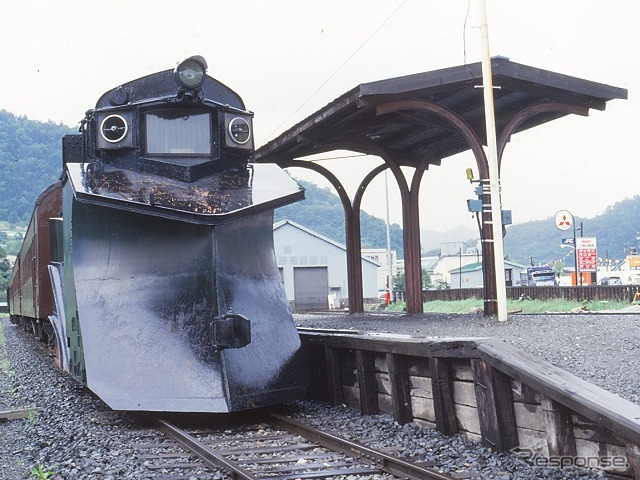 南大夕張駅ホーム跡に横付けされたラッセル車のキ1(1987年8月)。現在も同駅跡で保存されている。