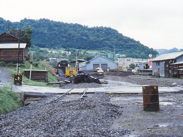 廃止直後の南大夕張駅構内(1987年8月)。既にレールの撤去が進んでいた。