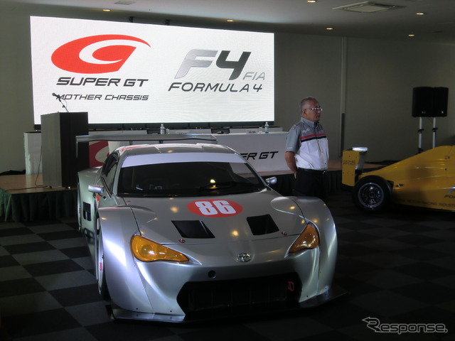 GT300マザーシャシー構想具体化発表会。86ベースの試作車と坂東代表。
