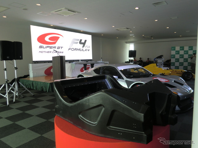 手前がGT300マザーシャシーの専用モノコック。