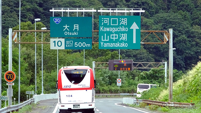 山中湖へ向かう高速バスたち