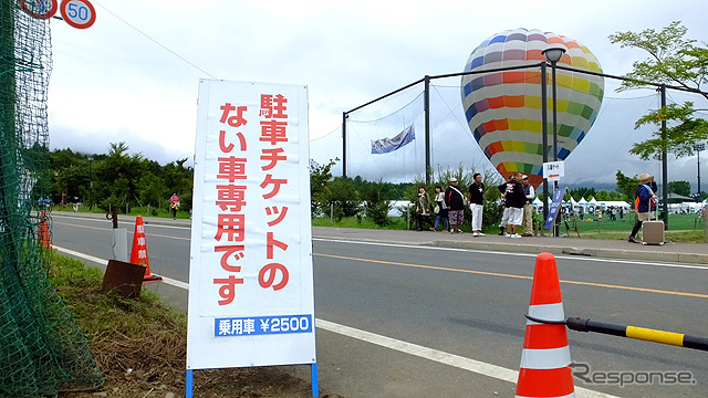 民営駐車場は10時ごろには満車に