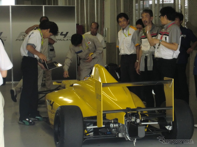 初テストを見守る、童夢やトムス、GTAのスタッフたち。