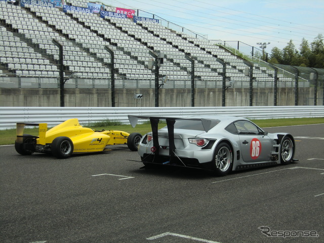 GT300マザーシャシー試作車の「86」とともにお披露目された。