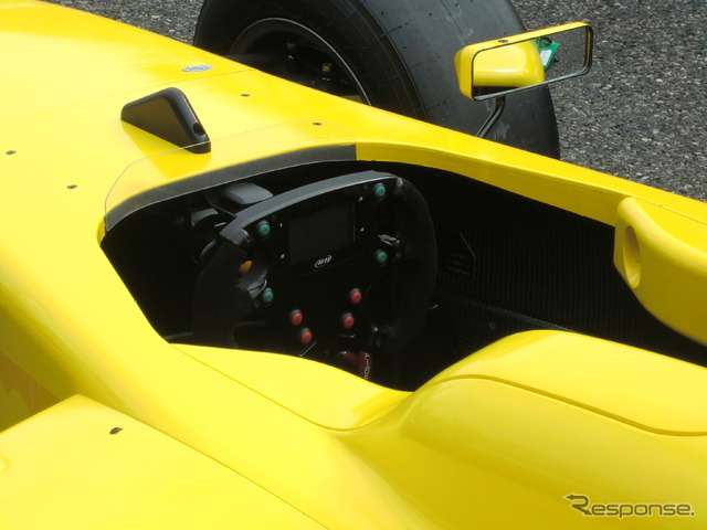 FIA-F4マシン「F110」のコクピット。