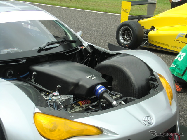 こちらはGT300マザーシャシー試作車「86」のエンジンルーム。GTA製のV8が載る。