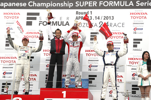 2013年SF開幕戦鈴鹿の表彰式。中央右が優勝した伊沢。写真:Honda