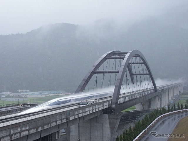 旧試験車のMLX01で試乗会が行われていた頃の山梨リニア実験線（2004年7月）。7年ぶりとなる今回の体験乗車は有料になる。