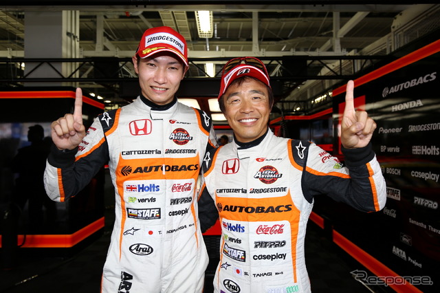 GT300のポールを獲得した小林崇志(左)と高木真一。撮影:益田和久