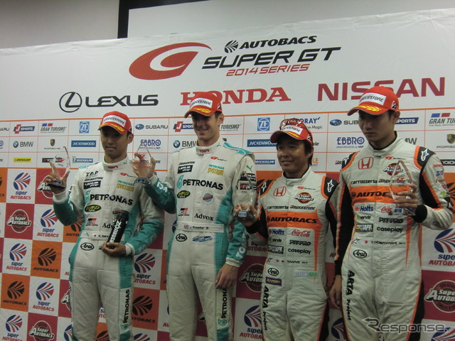 左からGT500ポールの中嶋一貴、J.ロシター、GT300ポールの高木真一、小林崇志。