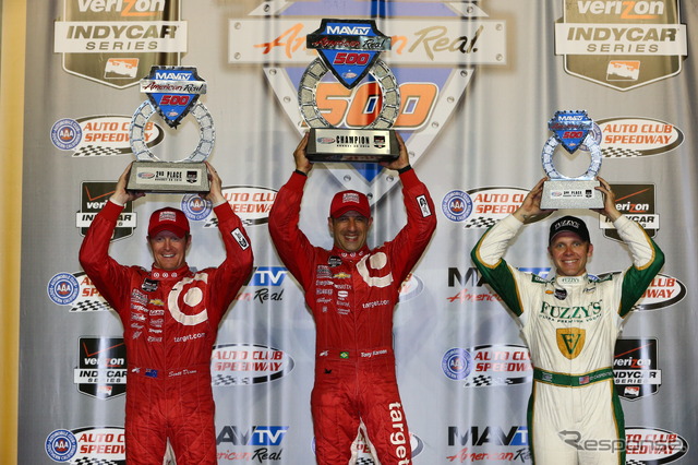 最終戦の表彰式。左から2位ディクソン、優勝カナーン、3位カーペンター。写真:INDYCAR
