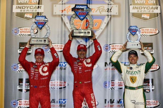 最終戦の表彰式。左から2位ディクソン、優勝カナーン、3位カーペンター。写真：INDYCAR