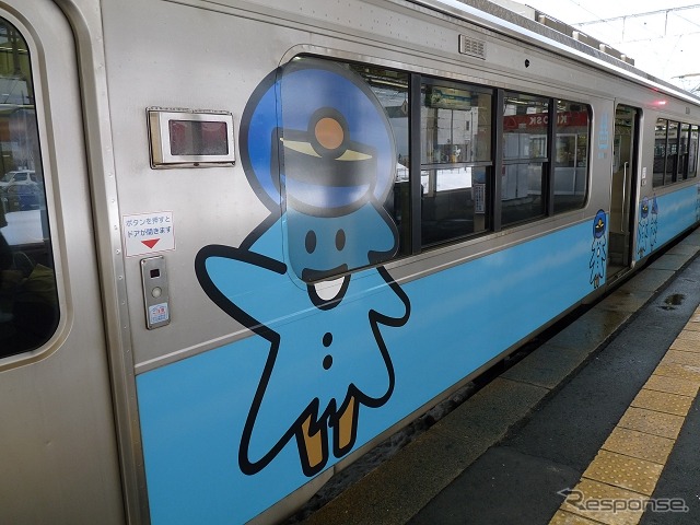 青い森鉄道のキャラクター・モーリーが描かれた青い森鉄道の車両。