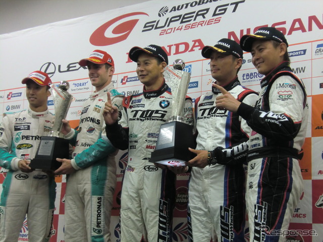 左からGT500優勝の中嶋、ロシター、GT300優勝の飯田、佐藤、吉本。