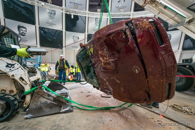 米 コルベット 博物館の床陥没事故の被害に遭ったコルベットの40周年記念車