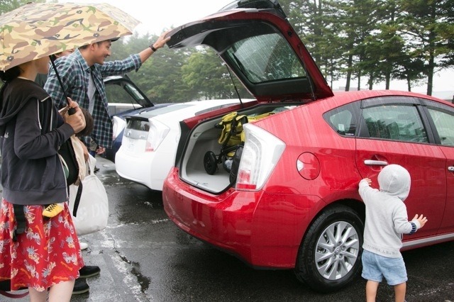 生憎の雨の中、プリウスPHVに乗り込む参加者