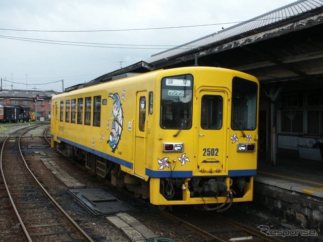 「しまてつ祭り」は南島原駅などでも行われる。写真は南島原駅で発車を待つ島原鉄道のキハ2500形気動車。