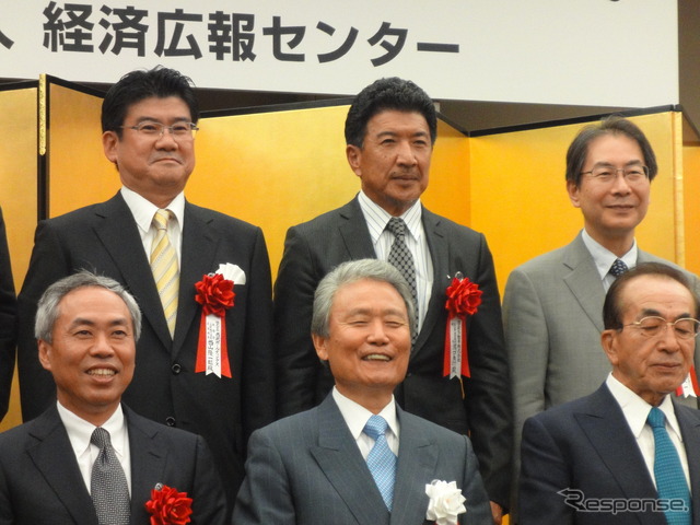 表彰式後の記念撮影（後列中央が濱口氏）