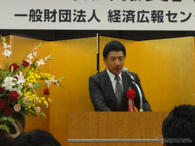 受賞後に挨拶する濱口氏