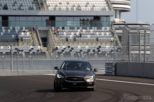 インフィニティQ50（日産スカイライン）とベッテル選手