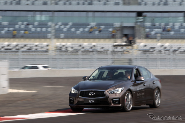 インフィニティQ50（日産スカイライン）とベッテル選手