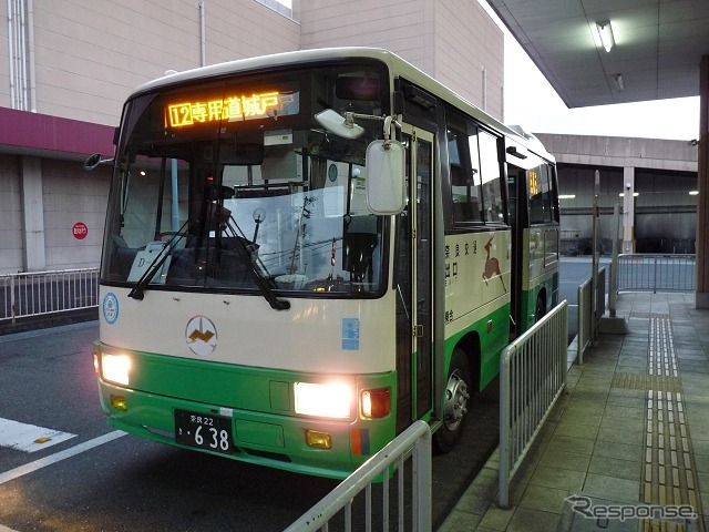 五條バスセンターで発車を待つ専用道城戸行きの12系統。