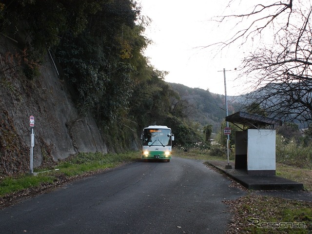 五新線の線路敷地を転用したバス専用道の賀名生停留所（賀名生駅予定地）を通過する12系統のバス。9月30日限りで廃止され、10月1日からは並行する国道を走るバスが増便される。