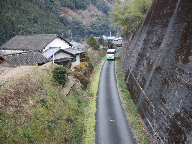 専用道を走り抜けていく11系統のバス。単線で計画された五新線の敷地を専用道に転用したため、1車線分の幅しかない。