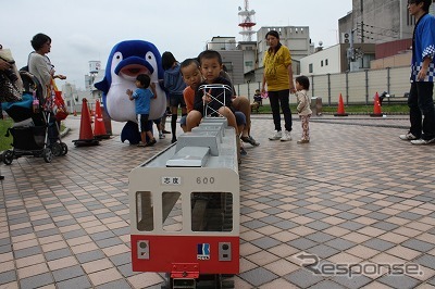 ことでんの「鉄道の日」イベントは10月4日、瓦町駅で開催する。写真はミニ電車の乗車会。