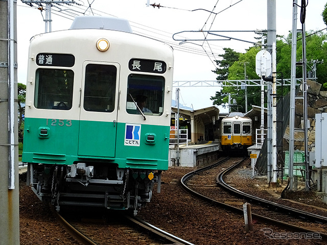 長尾線で運用されている、ことでんの1253＋1254号編成（左）。