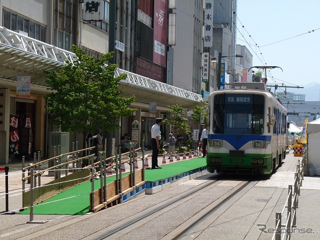 福井鉄道「ヒゲ線」の福井駅前停留場は9月7日のイベント開催に伴い臨時停留場に移設される。写真は今年6月1日に設置された臨時停留場の様子。