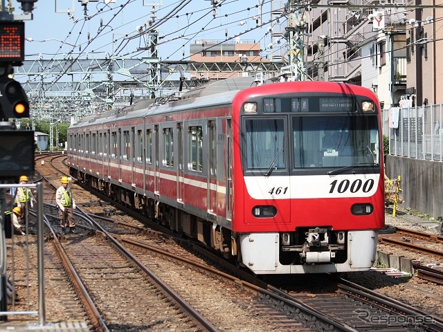 11月のダイヤ改正では、エアポート快特の品川～羽田空港間の所要時間短縮のほか、運転区間の拡大や列車種別の変更も行われる。写真は神奈川新町駅に入線する普通。